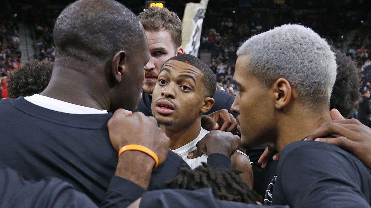 SAN ANTONIO, TX - OCTOBER 28:  Keldon Johnson #3 of the San Antonio Spurs huddles with his teammates before the start of their game against the Chicago Bulls at AT&T Center on October 28, 2022 in San Antonio, Texas. NOTE TO USER: User expressly acknowledges and agrees that, by downloading and or using this photograph, User is consenting to terms and conditions of the Getty Images License Agreement. (Photo by Ronald Cortes/Getty Images)