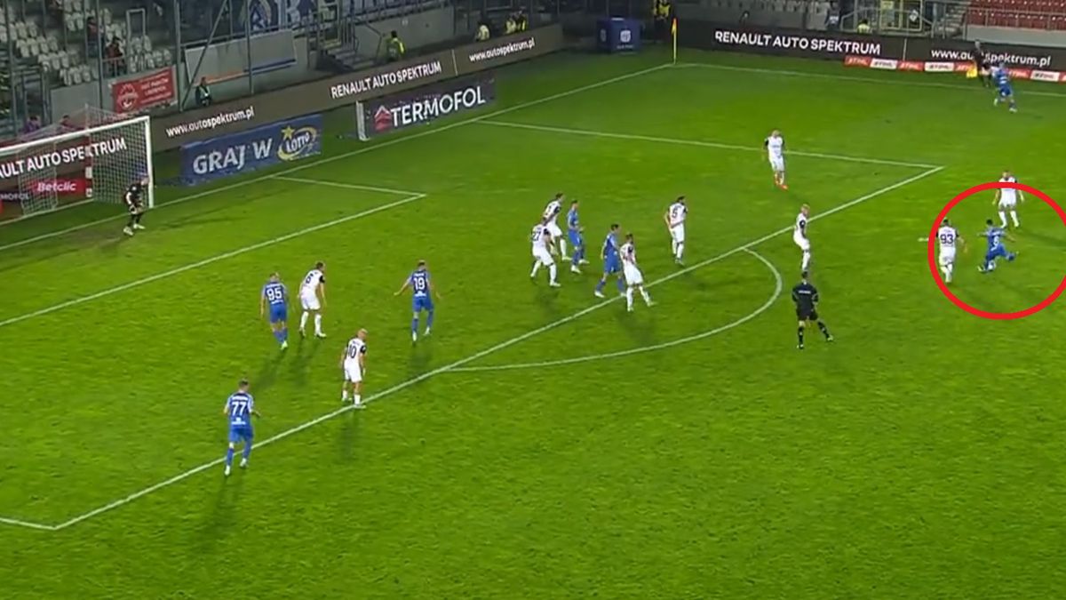 Zdjęcie okładkowe artykułu: Twitter / Canal+Sport / Twitter / Na zdjęciu: Tomasz Swędrowski strzela pięknego gola w meczu z Puszczą
