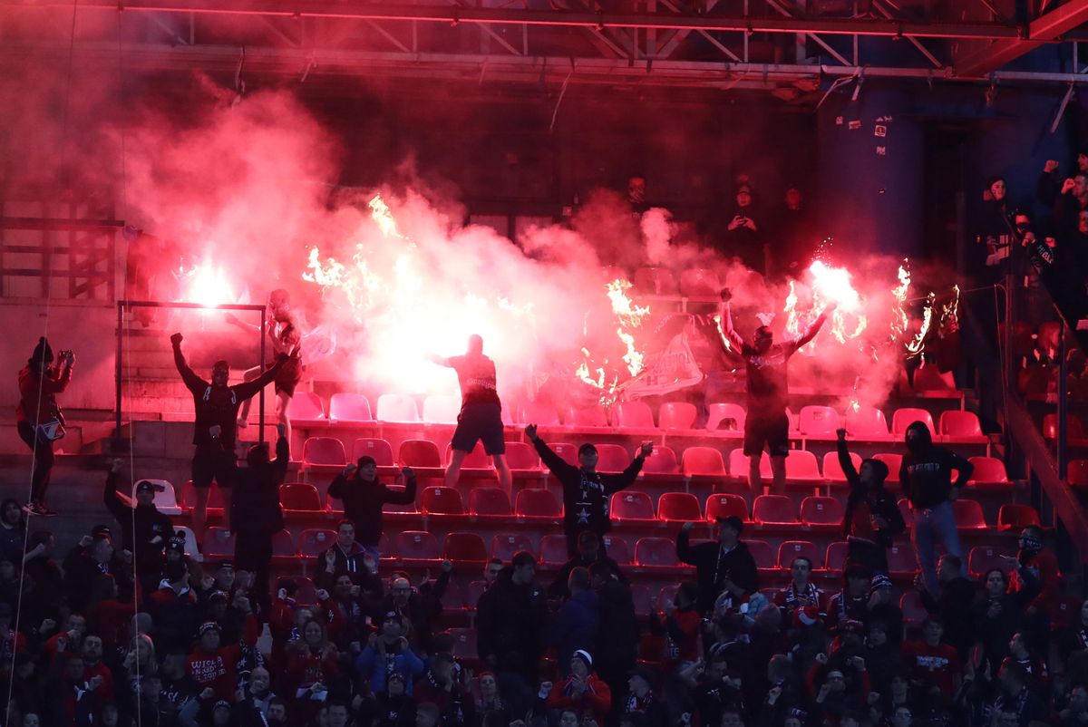 Derby Krakowa. Płonące krzesełka na stadionie