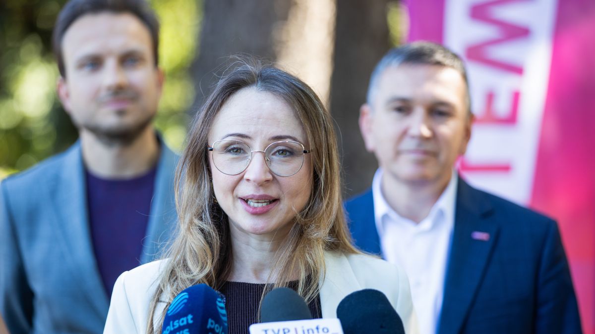 Wrocław, 04.09.2025. Minister rodziny, pracy i polityki społecznej Agnieszka Dziemianowicz-Bąk (C), poseł Lewicy Arkadiusz Sikora (P) i wicewojewoda dolnośląski Piotr Sebastian Kozdrowicki (L) podczas konferencji prasowej przed Urzędem Wojewódzkim we Wrocławiu, 4 bm. Temat konferencji: ?Rekordowe zainteresowanie pilotażem skróconego czasu pracy?. (sko) PAP/Krzysztof Ćwik