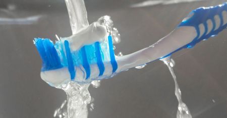 Moczysz szczoteczkę przed myciem zębów? Dentysta komentuje