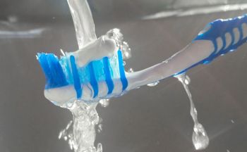 Moczysz szczoteczkę przed myciem zębów? Dentysta komentuje