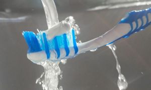 Moczysz szczoteczkę przed myciem zębów? Dentysta komentuje