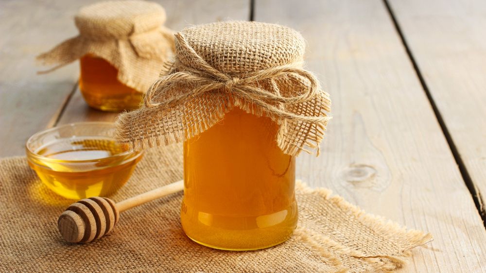 Miód - kalorie, właściwości, wpływ na organizm, rodzaje