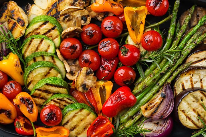 Warzywa na grilla dostarczają wielu składników odżywczych, w tym witamin i minerałów.