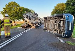 Zderzenie na dk 10. Laweta przygniotła osobówkę