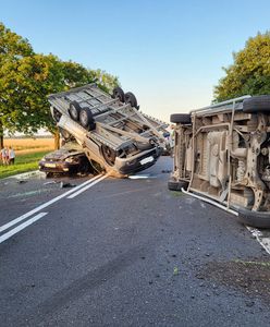 Zderzenie na dk 10. Laweta przygniotła osobówkę