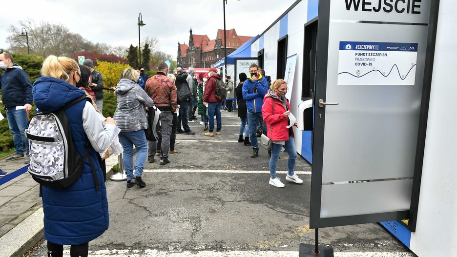 Wrocław, 01.05.2021. Koronawirus w Polsce. Kolejka przed punktem szczepień masowych przeciwko COVID-19 we Wrocławiu, 1 bm. w ramach akcji 'Zaszczep się w Majówkę'. (kf) PAP/Maciej Kulczyński