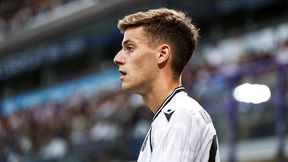 Nie mogli pogodzić się z jego odejściem. Piłkarz zatrzymany na lotnisku
