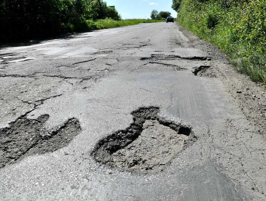 Podatki wysokie, a drogi fatalne - na co przeznaczany jest podatek drogowy w Polsce?