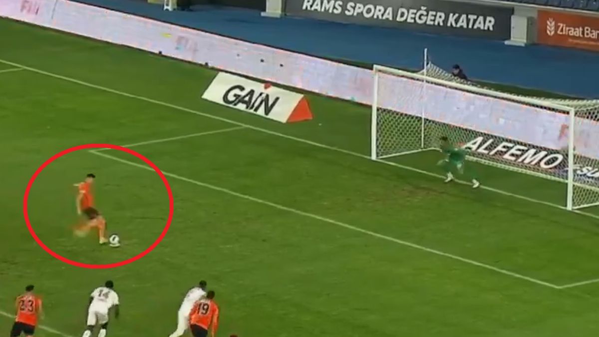 Screen / @FootColic / Na zdjęciu: Krzysztof Piątek strzela gola z rzutu karnego