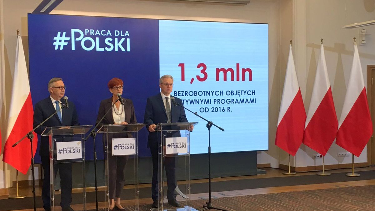 - Daliśmy rozwiązania systemowe, które ułatwiają zakładanie żłobków i miejsc opieki nad małymi dziećmi - powiedziała Elżbieta Rafalska.