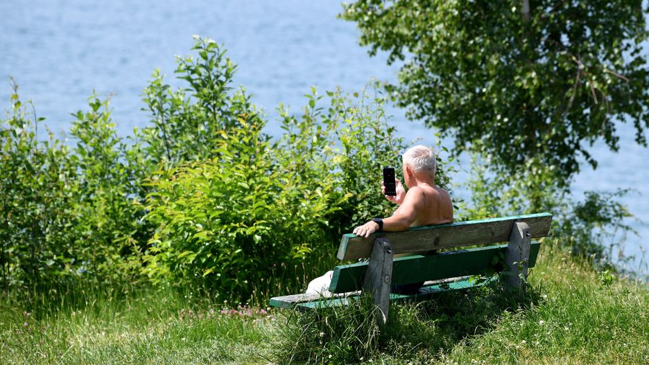 Polańczyk, 17.06.2021. Upalne popołudnie nad jeziorem Solińskim w Polańczyku, 17 bm. Najbliższe dni - według zapowiedzi meteorologów - upłyną w Polsce pod znakiem wysokich temperatur. (dd/amb) PAP/Darek Delmanowicz