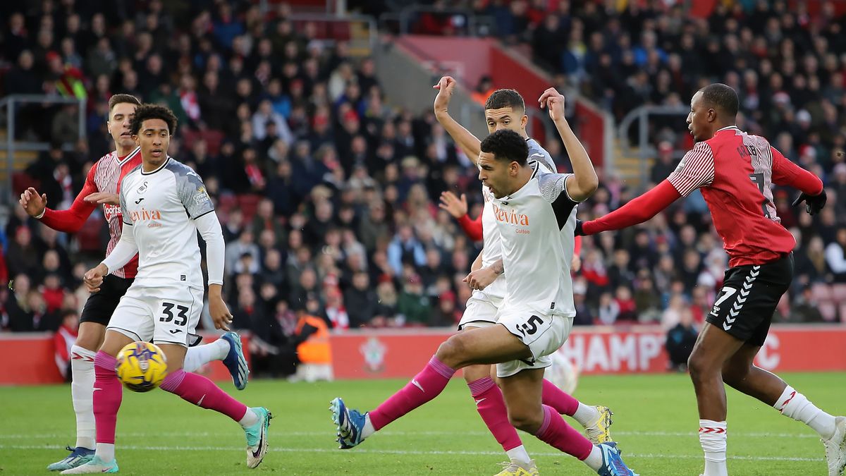 Zdjęcie okładkowe artykułu: Getty Images / Athena Pictures / Na zdjęciu: Southampton rozbił na własnym stadionie Swansea aż 5:0