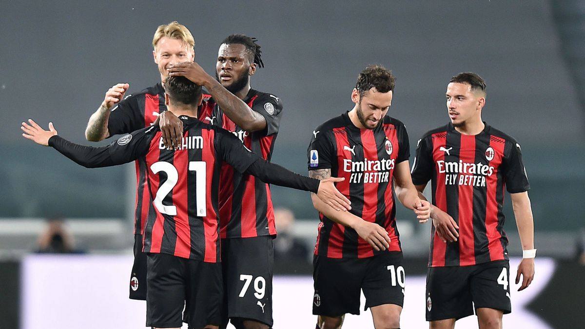 piłkarze AC Milan cieszą się z gola