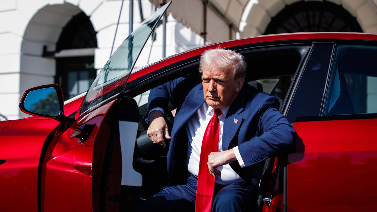 US President Trump views Tesla vehilces in front of the White House
epa11957123 US President Donald Trump climbs out of a Tesla Model S on the South Lawn of the White House in Washington, D.C., USA, 11 March 2025. President Trump has said he will buy a Tesla to support Tesla and Elon Musk after recent attacks on Tesla charging stations and calls for boycotts of Tesla products.  EPA/SAMUEL CORUM / POOL 
Dostawca: PAP/EPA.
SAMUEL CORUM / POOL
white house, tesla, car, vehicle, president