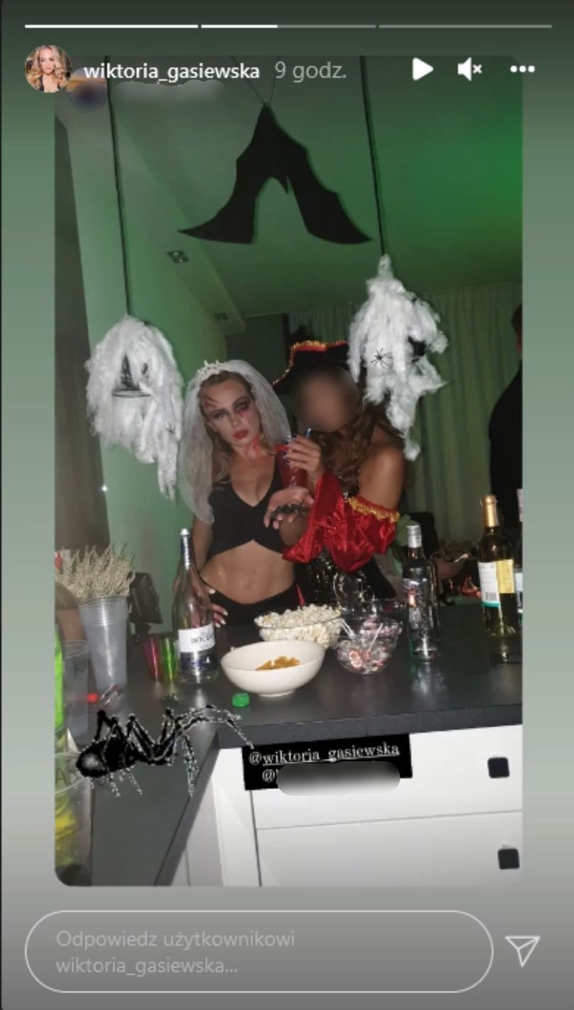 Wiktoria Gąsiewska bawi się na halloweenowej imprezie