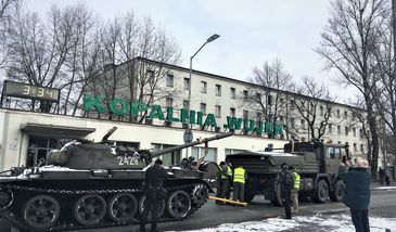Katowice. Czołg T-55 znów w kopalni Wujek. Ma przypominać o tragicznej historii