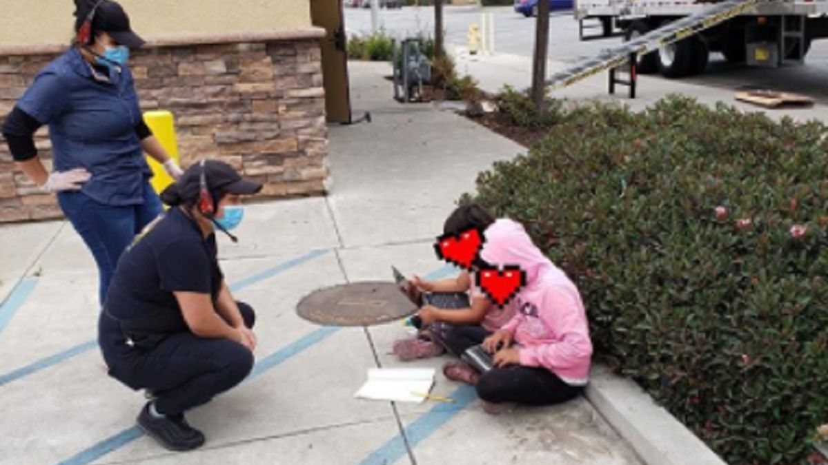 Dziewczynki nie miały internetu w domu, więc postanowiły skorzystać z darmowego WiFi pod Taco Bell