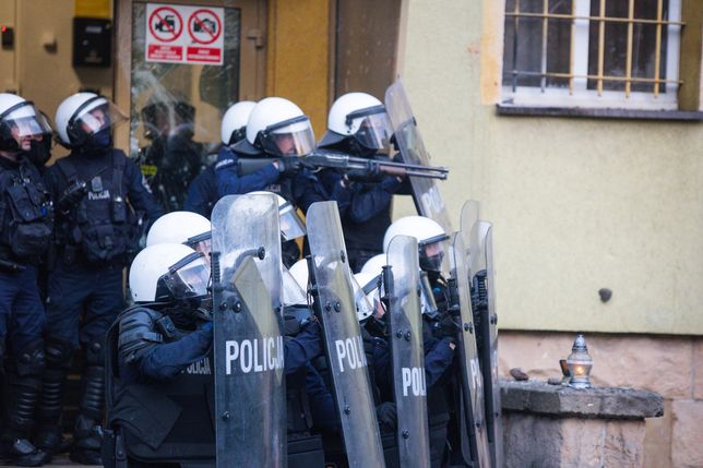 Manifestacja przeciw brutalnosci Policji w Lubinie
08.08.2021 Lubin: W odpowiedzi na wydarzenia z dnia 7 sierpnia 2021 gdy w Lubinie podczas interwencji policji zmarl Bartosz S. Mieszkancy Lubinia zebrali sie pod komenda policji w celu zaprotestowania przeciw brutalnosci policji w miescie. n/z Manifestacja,Image: 626115582, License: Rights-managed, Restrictions: , Model Release: no, Credit line: Krzysztof Zatycki / Forum
Krzysztof Zatycki / Forum
Awantura, Bartek.S, Kibole, Komenda, Lubin, Manifa, Policja, Zabojstwo, Zadyma