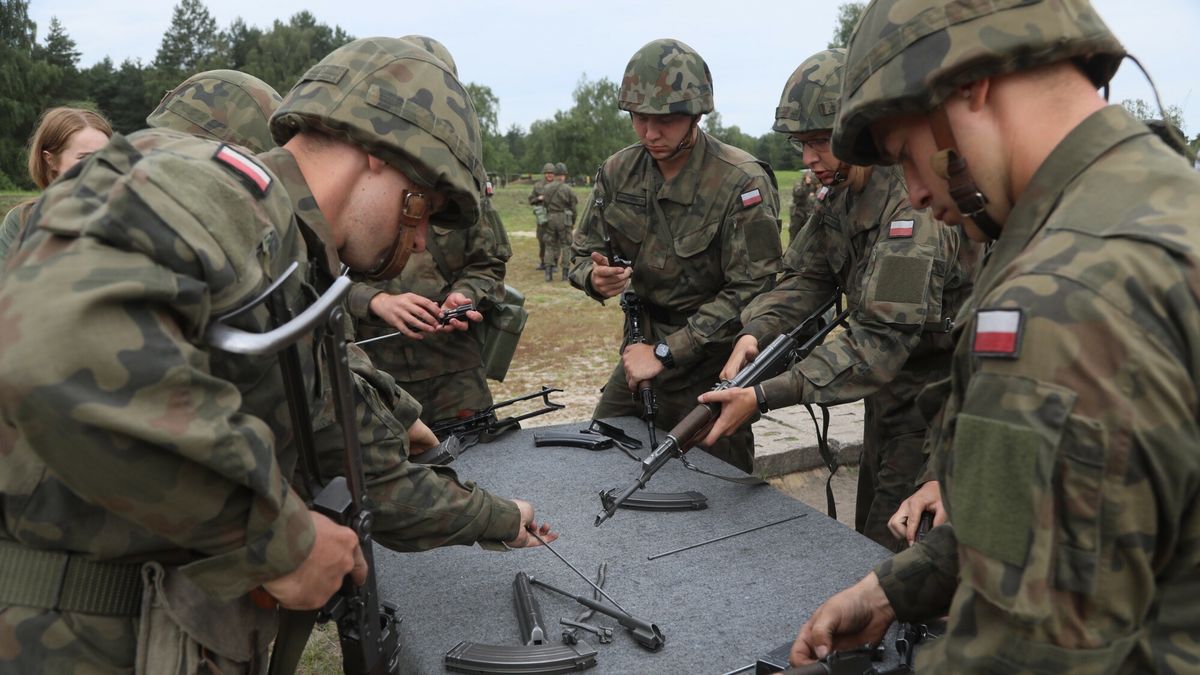 Wojsko szkoli ochotnik�w i rezerwist�w
Fot. Jakub Kaminski/East News,  Warszawa, 23.07.2020.  1. Warszawska Brygada Pancerna. Spotkanie z ochotnikami i zolnierzami odbywajacymi szkolenie w ramach sluzby przygotowawczej, z udzialem ministra obrony narodowej Mariusza Blaszczaka.
Jakub Kaminski