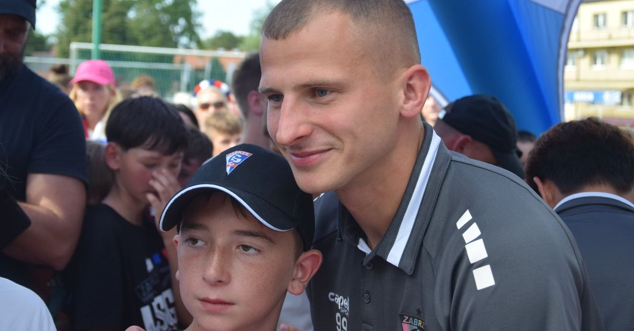 Czerwionka: Piłkarze Górnika Zabrze przyjechali do miasta. Na spotkanie z nimi przyszły tłumy kibiców. Zbierali autografy, robili fotki