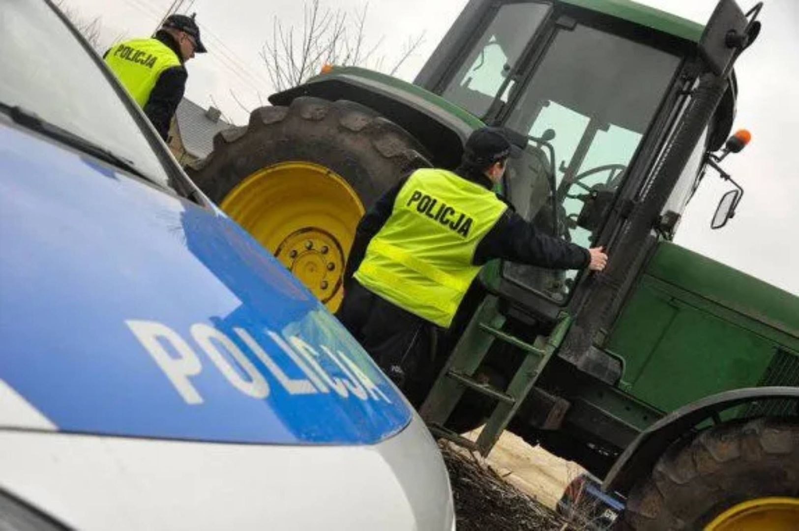 Pijany traktorzysta spowodował kolizję i uciekł. Zamiast na randkę trafił do aresztu