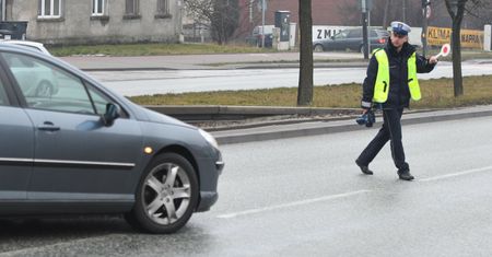 Mają w nosie przepisy. Wolą stać w kolejce i zapłacić