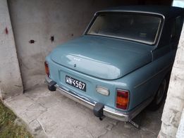 Warszawa. Powrót do przeszłości. Pani Grażyna znów na Puławskiej. Znalazła się nawet taksówka, którą widać na fotografii. To wóz redakcyjny projektu Syrena Sport (Facebook.com)