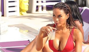 Daphne Joy uwodzi w zbyt skąpym i obcisłym kostiumie kąpielowym