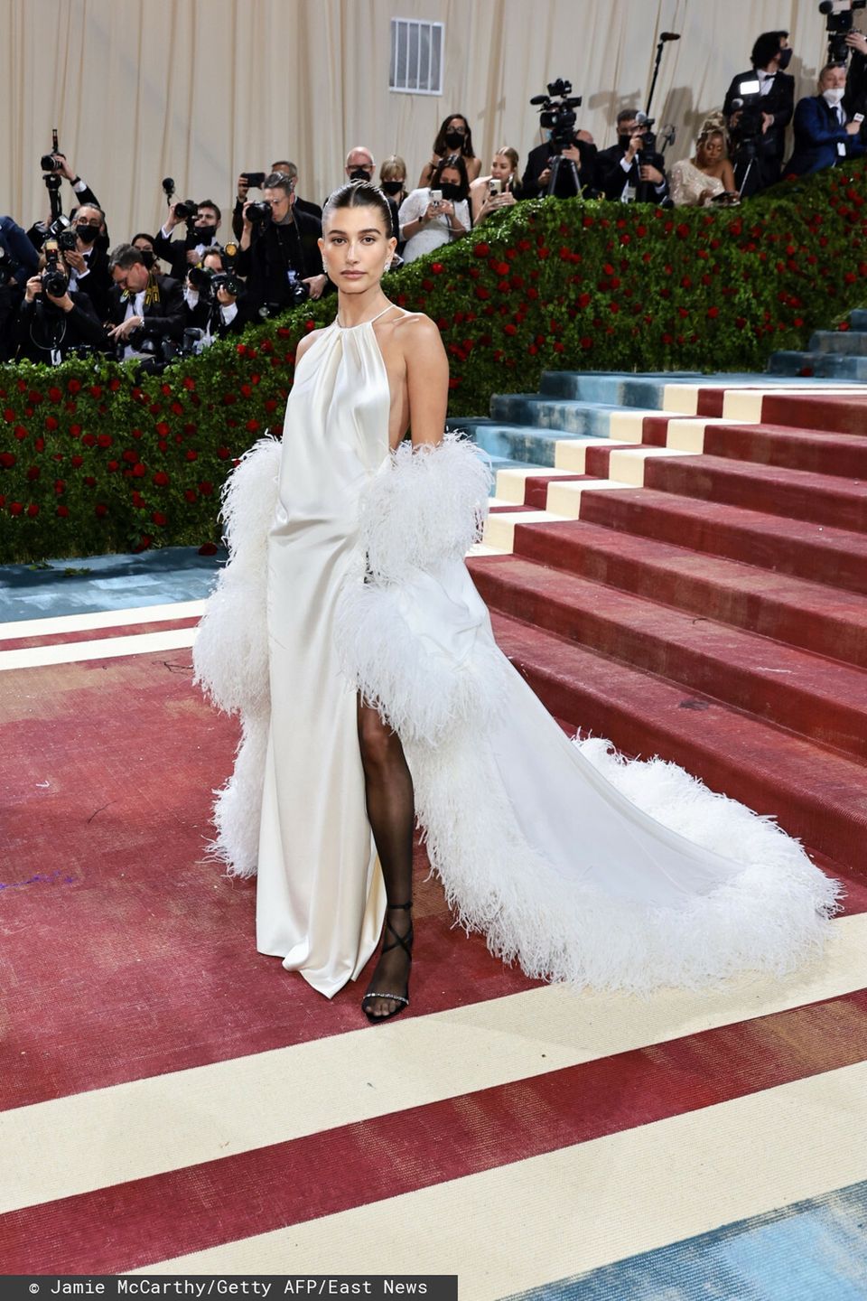 Hailey Bieber – MET Gala 2022, kreacja: Saint Laurent