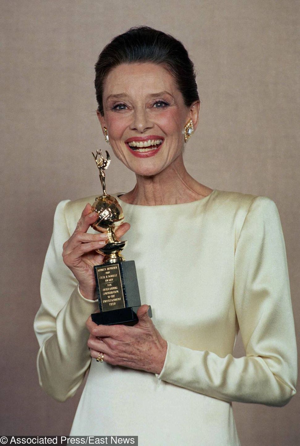 Audrey Hepburn w satynowej sukni - Złote Globy 1990, najpiękniejsze kreacje wszech czasów