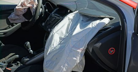 Spór w branży motoryzacyjnej: Firma odmawia wycofania wadliwych części do poduszek powietrznych, rośnie napięcie