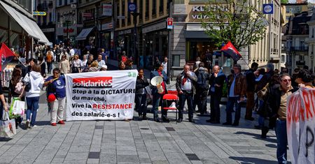 Setki protestów w Atenach podczas głosowania parlamentu nad budżetem państwa na 2023 r