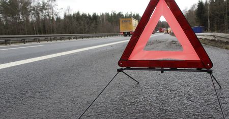 Bus uderzył w bariery na S10. Są poszkodowani, droga zablokowana (Aktualizacja)