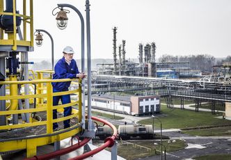 Polskie firmy inwestują coraz więcej. Ale PMI spada już czwarty miesiąc z rzędu