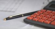 W pandemii wzrosły długi konsumentów i firm, ubyło dłużników