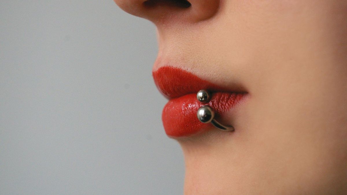 Piercing to szerokie pojęcie, które obejmuje różne formy przekłuwania i kolczykowania ciała