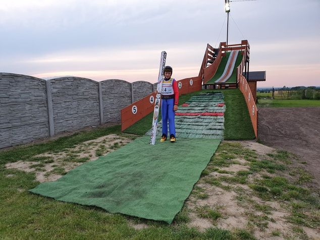 Skocznia w Ruczynowie na zeskoku 11-letni Kacper. Fot. materiały prywatne