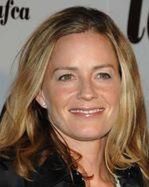 Elisabeth Shue z piranią w parodii "Szczęk"