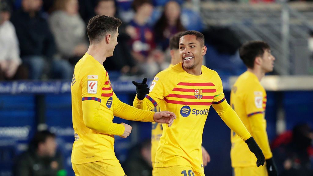 Getty Images / David S. Bustamante/Soccrates / Na zdjęciu: Vitor Roque i Robert Lewandowski 