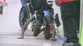 Niesamowita wola walki kenijskiej biegaczki. Ukończyła maraton na kolanach
