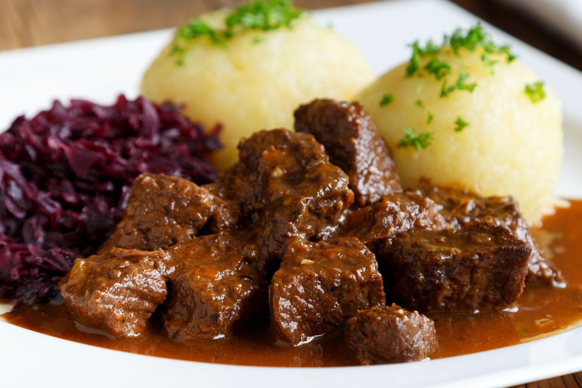 Gulasz w ciemnym sosie