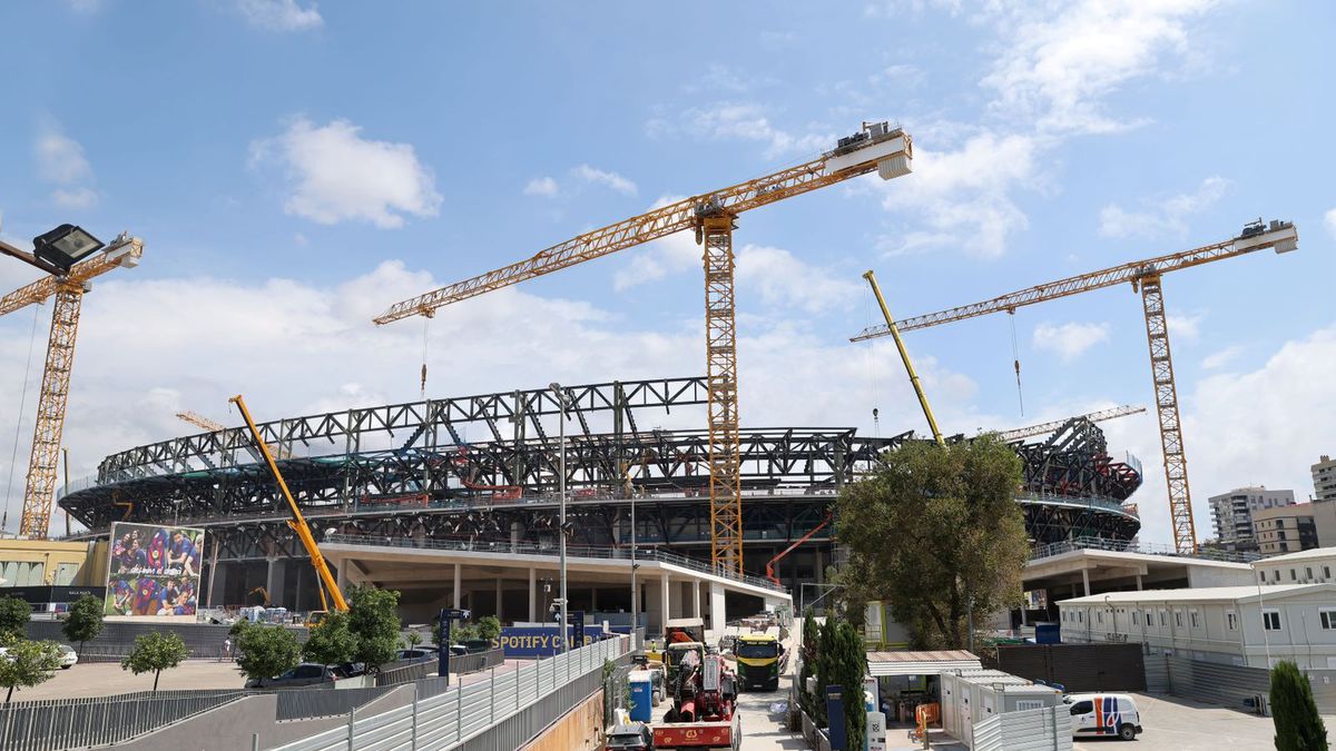 Getty Images /  Joan Valls/Urbanandsport /NurPhoto via Getty Images / Na zdjęciu: prace modernizacyjne na Camp Nou