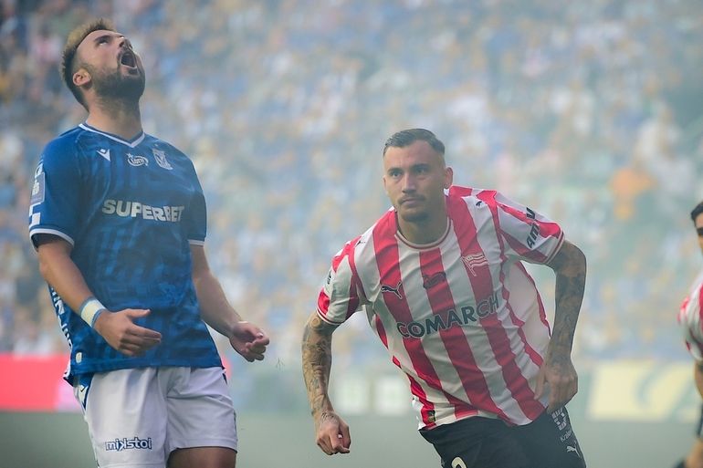 Filip Stojilković (z prawej) robi furorę w PKO Ekstraklasie