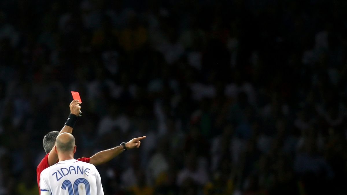 Zidane otrzymuje czerwoną kartkę po faulu na Materazzim 