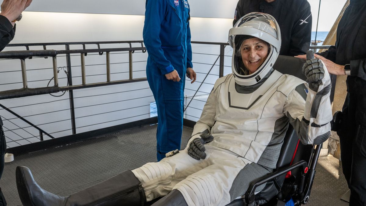 NASA astronaut Suni Williams is helped out of a SpaceX Dragon spacecraft onboard the SpaceX recovery ship MEGAN after she, NASA astronaut Nick Hague, and Butch Wilmore, and Roscosmos cosmonaut Aleksandr Gorbunov landed in the water off the coast of Tallahassee, Florida, USA, 18 March 2025. Four astronauts are on the capsule, including NASA astronauts Suni Williams and Butch Wilmore, who have been on the International Space Station for nine months after their planned eight day mission was extended due to spacecraft problems. EPA/NASA/Keegan Barber HANDOUT MANDATORY CREDIT: (NASA/Keegan Barber)HANDOUT EDITORIAL USE ONLY/NO SALES Dostawca: PAP/EPA.
