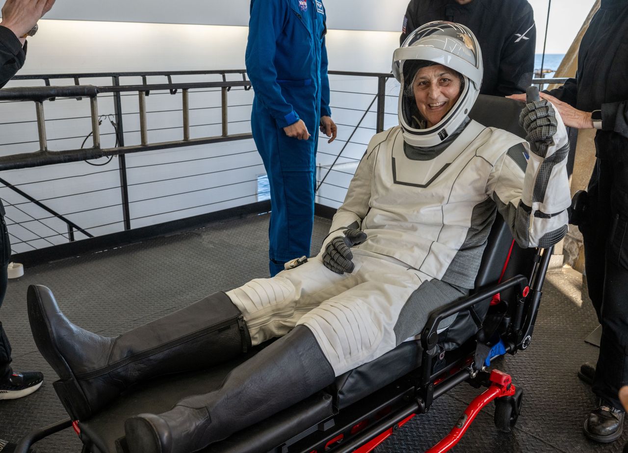 Astronautka Suni Williams tuż po powrocie na Ziemię i opuszczeniu kapsuły razem z trójką innych astronautów. 18 marca 2025 r. 