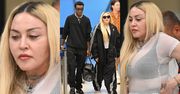 Opuchnięta Madonna maszeruje z synem po lotnisku, ciągnąc po ziemi za długie dresy (ZDJĘCIA)