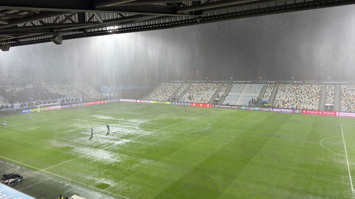 Twitter / NK Rijeka / Na zdjęciu: ulewa nad stadionem w Rijece